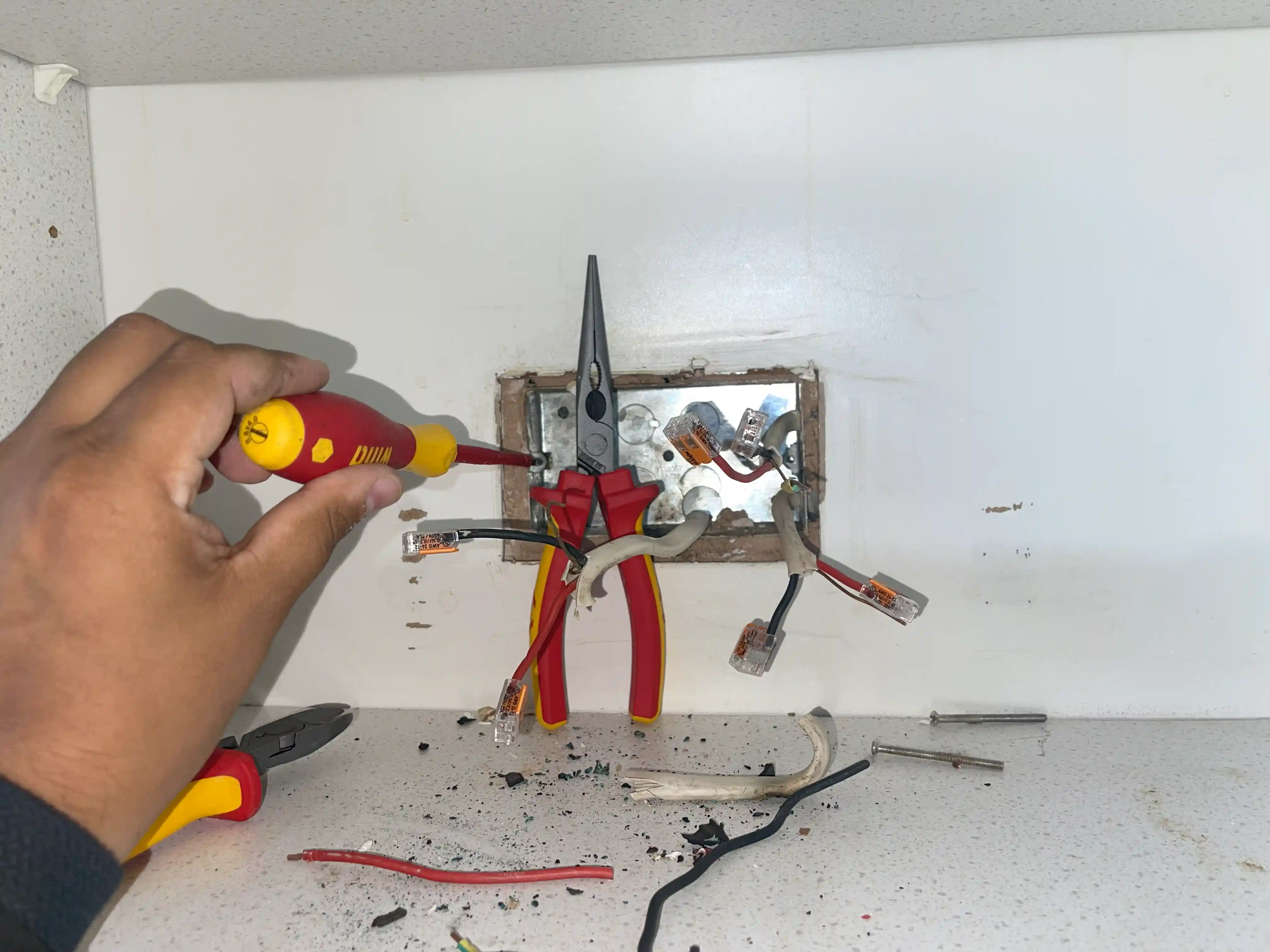 24 Hours Emergency Electrician near Tadley